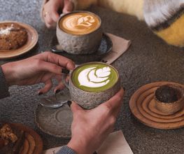 Matcha latte y latte con café de especialidad Honest Beans