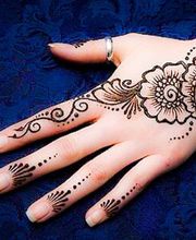 Henna Tattoo in Chemnitz im Kostmetikstudio Dubai Beauty Henna Tattoo hat ihren Ursprung aus dem Orient und wird in einigen Kulturen traditionell genutzt. Mit einem Pflanzlische Farbe kann ich in unserem Kosmetikstudio in Chemnitz schöne Motive auf Ihre