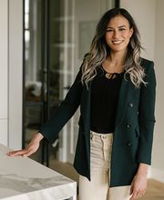 Welkom bij De Amsterdamse Tandarts
De Amsterdamse Tandarts is een kleine en gezellige praktijk in het centrum van Amsterdam en bestaat al sinds 1985 onder de naam Tandartspraktijk Plantage Weesperbuurt. De praktijk is in 2018 overgedragen en gaat sindsdien verder onder de naam: De Amsterdamse Tandarts.

We zijn verheugd om aan te kondigen dat we vanaf 1 september 2023 ook een tweede locatie in de Rivierenbuurt hebben geopend om nog meer te voldoen aan de behoeften van onze gewaardeerde klanten. Deze uitbreiding stelt ons in staat om dezelfde warme sfeer en persoonlijke aandacht te bieden die je van ons gewend bent en we zijn blij te kunnen melden dat een deel van ons toegewijde team ook beschikbaar zal zijn op onze nieuwe locatie.

De Amsterdamse Tandarts bestaat uit twee behandelkamers, drie tandartsen, een mondhygiënist en een preventie assistente. U kunt bij ons terecht voor een compleet pakket aan tandheelkundige zorg voor het hele gezin, zoals halfjaarlijkse controles, het maken van röntgenfoto’s, gebitsreiniging en het vullen van tanden en kiezen. Ook maken wij kroon- en brugwerk, gebitsprotheses en zetten wij implantaten. Daarnaast hebben wij ook veel ervaring met facings of andere esthetische behandelingen.

We nodigen je van harte uit om langs te komen bij een van onze vestigingen.