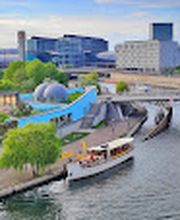 FLAGSHIP.BERLIN am Berliner Spreeufer mit Blick auf das Regierungsviertel.