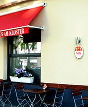 Willkommen im „Brauhaus am Kloster“ mitten in Köln-Raderberg. Wie der Name bereits verrät, erwartet euch ein modernes Brauhaus mit Tradition und Charme, das wir in den Sommermonaten auch mit gemütlicher Außengastronomie bewirtschaften – ideal, um bei schönem Wetter ein frisch gezapftes Kölsch und leckere Speisen zu genießen.