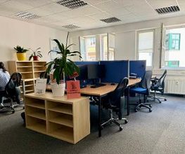 Schulungsraum mit arbeitsplätzen und regalen für die Teilnehmer