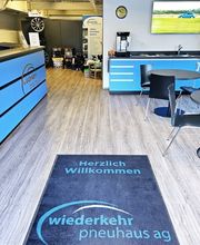 Der Verkaufsraum lädt zum Verweilen ein mit TV, Zeitschriften, kostenlosem WLAN und einem Getränk. An der Verkaufstheke beraten wir Sie gerne und erstellen Ihnen die gewünschte Offerte.