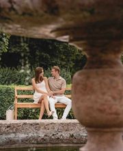 Kara Elizabeth Photography Romantisches Paarshooting in München – verliebtes Paar auf einer Bank beim Brunnen. Natürliche Paarfotografie mit urbanem Flair.