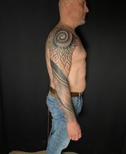 Raketenwacholder Tattoo und Piercing Bild 4