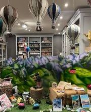 Oesterlin - Feine Geschmacksachen: Blick durch das Schaufenster in das Geschäft. Süßigkeiten, Souvenirs und Dekoratives, natürlich auch zum Verschenken.