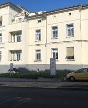 Gelbes Haus mit Beschilderung der WBS TRAINING. 