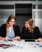 Geschäftsführer von adfave beim Planen weiterer Projekte