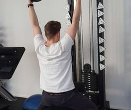 LIFE PERFORMANCE TRAINING | Personal Training Nürnberg - Person beim betreuten Latziehen an moderner Kraftstation in einem privaten Trainingsstudio in Nürnberg. Das Bild steht für saubere Technik, betreutes Krafttraining und effektiven Muskelaufbau mit Anleitung.