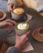 Matcha latte y latte con café de especialidad Honest Beans