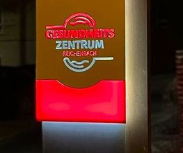 Gesundheitszentrum bei Nacht 2.jpg