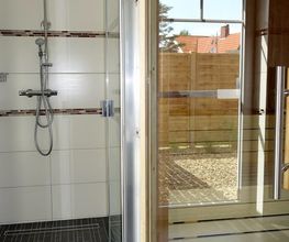 Dusche mit Sauna im Ferienhaus Nordsee-Wellness-Huus an der Nordsee in Neßmersiel www.nord-sterne.de