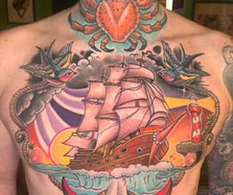 Farbenfrohes maritimes Tattoo mit Segelschiff, Anker, Leuchtturm, Schwalben, Seilrahmen und Krebs am Hals im klassischen Old-School-Stil.