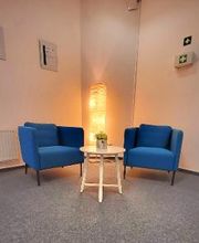 kleine Sitzgelegenheit bestehend aus kleinem Tisch und Sesseln