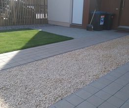 Rollrasen Kiesgestaltung Terrassenbau