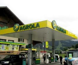 AGROLA Tankstelle in Château d'Oex. Überdacht. Direkt bei Landi Laden. Zwei Tanksäulen.