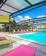 AVEC SA PISCINE COUVERTE ET CHAUFFÉE, LE SÉJOUR ARDÉCHOIS, EN ARDÈCHE MÉRIDIONALE, PEUT ACCUEILLIR AISÉMENT JUSQU'À 29 PERSONNES TOUTE L'ANNÉE.