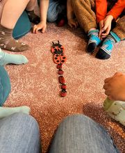 Kinder entdecken spielerisch Marienkäfer und erleben gemeinsames Lernen im Kreis - Luft(T)raum Leipzig