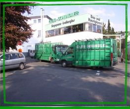 Unsere Servicefahrzeuge vor dem Betriebsgebäude