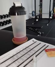 LIFE PERFORMANCE TRAINING | Personal Training Nürnberg - Trainingsplan, Getränk und Freihantelbereich in einem ruhigen Personal-Training-Studio in Nürnberg. Das Bild zeigt strukturierte Trainingssteuerung, messbaren Fortschritt und eine professionelle Trainingsplanung.