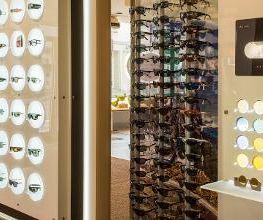 Brillenpräsentation im Optiker-Fachgeschäft in Demmin
