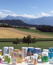 Fit und gesund!
 
In unserer schnelllebigen Zeit besinnt man sich wieder vermehrt auf eine natürliche Form zur Befreiung des Körpers von Stoffwechselschlacken und auf einen Ausgleich des Säure-Basen-Gleichgewichts. Die Nachfrage nach Molkenerzeugnissen in wohlschmeckender Form und nach basischen Mineralsalzmischungen nimmt deutlich zu. Das umfangreiche Sortiment an Nahrungsergänzungs- und Naturkosmetikprodukten umfasst mehr als 100 Artikel.