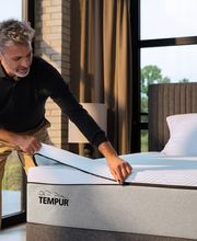 Hochwertige TEMPUR® Matratzen: Für einen erholsamen Schlaf
Ob Bauchschläfer, Seitenschläfer oder Rückenschläfer: In jeder TEMPUR® Matratze steckt ein einzigartiges Material, welches ursprünglich Ende der 60er Jahre für die NASA® entwickelt .