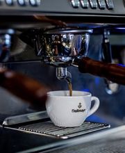 Frischer Espresso läuft aus der Siebträgermaschine.