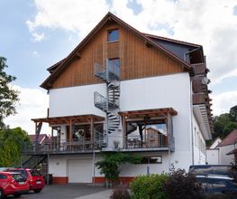 Parkplatz und Rückseite