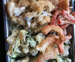 Tempura mit viel Gemüse, Shitake-Pilzen, Fisch und Garnelen.
Dazu gibts 2 Dipps (1 x scharf 1 x nicht scharf)