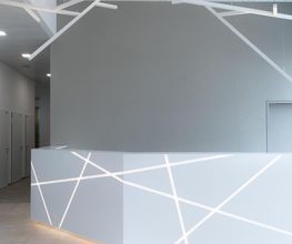 Empfangstheken sind unsere Stärke.
Im gesamten Bundesgebiet stehen bereits viele Exemplare, die wir nach Vorgaben von Innenarchitekten gefertigt und montiert haben.