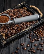 Im Markt
In unserem Markt sind außerdem weitere regionale Produkte erhältlich. Hierzu gehört ein aromatischer Kaffee aus Sulingen und spezielle Süßwaren von Fischer Fine Sweets. Außerdem ist im Non-Food Bereich noch eine Tschibo Abteilung vorhanden und zudem zahlreiche Haushaltswaren und Zeitschriften.Alles in einem Markt.