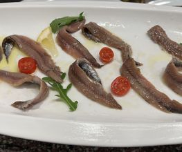 Alici marinate con pomodorini e rucola