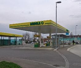 AGROLA Tankstelle in Goldach. Freistehende überdachte Tankstelle mit zwei Säulen. Links selfwash Autowaschanlage. Rechts im Hintergrund Totem und LANDI Gebäude in Türkis