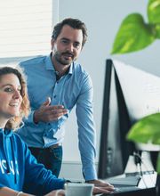 ASVG GmbH - Situationsbilder im Büro. Geschäftsführer Maximilian Klundt im Gespräch.