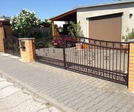 Schmiedeeiserne Zanunanlage,Tor mit Elektroantrieb