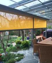 Schiebedach mit integrierter Beleuchtung und Senkrechtbeschattungen