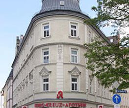 Aussenansicht der Heilig-Kreuz-Apotheke