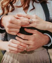 Kara Elizabeth Photography Emotionale Nahaufnahme des Ringtausches – Hochzeitsfotografie in München, die Liebe und Verbundenheit in authentischen Details zeigt.