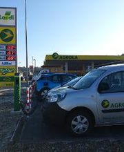 AGROLA Ladestation in Bützberg, bei Tankstelle gelegen, AGROLA Auto angeschlossen an Ladestation