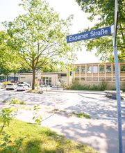 Straßenansicht an der Essener Straße mit Straßenschild, Bäumen und Blick auf den Fröbel-Kindergarten im Hintergrund.
Fröbel-Kindergarten Essener Straße, Hamburg, © Fröbel, Foto: Martin Arnold. Alle Rechte vorbehalten.