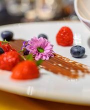 Le Gourmet – Catering für alle Sinne. Erleben Sie exklusiven Genuss mit einem Eventcatering, bei dem außergewöhnliche kulinarische Erlebnisse im Mittelpunkt stehen
Im einzigartigen Ambiente der frühindustriellen Palazzo Halle bieten wir Ihnen wechselnde, thematische Köstlichkeiten, die Sie den Alltag vergessen lassen. Unser Küchenteam kreiert mit Leidenschaft Gerichte, die sowohl geschmacklich als auch optisch begeistern und Ihr Event zu etwas Besonderem machen.
Le Gourmet steht für erstklassiges Catering und individuelle Genussmomente. Egal ob elegante Galas, private Feiern oder rustikale Veranstaltungen – wir legen Wert auf frische, regionale Zutaten, eine sorgfältige Zubereitung und einen exzellenten Service.
Bei uns wird Essen zum Erlebnis: Sehen Sie zu, wie unsere Köche Speisen live vor Ihren Augen zubereiten. Mit Liebe zum Detail und einem innovativen Ansatz schaffen wir Genusserlebnisse, die in Erinnerung bleiben. Entdecken Sie Le Gourmet und erleben Sie Catering, das jeden Moment unvergesslich macht.