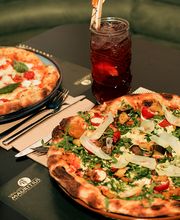 Mauritius Pizza, unsere knusprig-luftige Pizza besteht aus einem Sauerteig, der aus Weizen-, Reis-, Mais- und Sojamehl hergestellt wird und 72 Stunden ruht. Jede Pizza wird bei uns mit Fior die Latte Mozzarella zubereitet, mit Liebe belegt und mit Olivenöl Extra Vergine verfeinert.