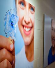 Innenansicht der Kieferorthopädie Praxis Dr. Lukas Mertens in Bergheim mit großformatigen Bildern und moderner Einrichtung – perfekte Umgebung für eine angenehme Zahnbehandlung.