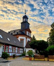 Was uns leitet - Wofür wir stehen
Unser Leitbild, erarbeitet vom Kirchenvorstand und interessierten Gemeindemitgliedern 2009 - 2011
Zur evangelischen Kirchengemeinde Florstadt gehören ca. 2800 Gemeindemitglieder aus Nieder-Florstadt und Ober-Florstadt.
Wir gründen uns auf Jesus Christus, 
der durch sein Leben unserem Leben Richtung gibt, 
der uns durch sein Sterben und seinen Tod 
auch in schwersten Zeiten nahe ist 
und der uns durch seine Auferstehung 
immer wieder neue Kraft und Hoffnung gibt.

Als Gemeinde Jesu Christi leitet uns das Wort des Apostels Paulus:
„Es sind verschiedene Gaben, aber es ist ein Geist.
Und es sind verschiedene Ämter, aber es ist ein Herr.
Und es sind verschiedene Kräfte, aber es ist ein Gott,
der da wirkt alles in allen.“ 		1. Korintherbrief 12, 4-6
Wir laden zu Gottesdiensten in vielen unterschiedlichen Formen ein. Wir singen, beten und hören Gottes Wort, ausgelegt für unser Leben und unsere Zeit. Unser „Mehrgenerationenhaus Kirche“ bietet Raum, um Heimat, Wertschätzung und Gemeinschaft zu erfahren. 
Die Nieder-Florstädter Mutterkirche war mit ihren Filialkirchen Staden (ab 1336 selbstständig), Stammheim (ab 1310 selbstständig), Heegheim (ab 1345 selbstständig), Dorn-Assenheim (ab 1367 selbstständig) und einer Kapelle in Ober-Florstadt (Laurentiuskapelle) Mittelpunkt des karolingischen Staatsgutes. Die Hauptkirche, mit einem Altar des Heiligen St. Michael, gehörte König Ludwig dem Deutschen. Dieser schenkte, nach Beurkundung seines Sohnes Ludwig dem Jüngeren, im Jahr 880 die weit ausgedehnte Pfarrei "et illam aecclesiarn ad Plagestat" („und jene Kirche zu Florstadt“) der königlichen Salvatorkapelle in Frankfurt. Im 10. Jh. gelangten die Kirche und ein Fronhof vorübergehend in den Besitz des Klosters Rodenbach, bis sie wieder ins Eigentum der Florstädter Kirche überging.


Die Reformation wurde in der Ganerbschaft 1542/43 von dem Theologen Erasmus Alber (Alberus) aus Bruchenbrücken, Pfarrer in Staden, Freund und Mitstreiter Martin Luthers, eingeführt. Der (der Heiligen Margarethe geweihte) Vorgängerbau der jetzigen Kirche von 1792 stand bereits vor der Einführung der Reformation an derselben Stelle.
1542/43, als Erasmus Alberus aus Bruchenbrücken die Reformation in Staden und somit in der Ganerbschaft einführte, berichtete man von einem Kirchenbau der bereits in vorreformatorischer Zeit errichtet und 1789 aus Gründen der Baufälligkeit abgerissen wurde, um an gleicher Stelle neu aufgebaut zu werden. 
Es handelt sich hier um die evangelische Kirche. Sie stand alleine auf dem Hügel der heutigen Kirchgasse, nur vom Pfarrhaus flankiert. Erst später scharten sich die ersten Häuser um die Kirche. 
Die Pläne für den Kirchenneubau stammten von Baumeister Georg Friedrich Mack aus Frankfurt. Die Arbeiten führten Handwerker aus der Wetterau unter der Leitung von Georg Adam Pfaff aus Nieder-Florstadt aus. 

Die letzte Außenrenovierung der Kirche (inkl. neuer Fenster), die auch das Kirchendach und eine neue Vergoldung der Kugel auf der Turmspitze beinhaltete, wurde 2016 fertig gestellt.

Beschreibung des Inneren der Kirche: 
Die im klassizistischen Stil erbaute Kirche hat Altar, Kanzel und Orgel übereinander geordnet. 
An der nach Osten gelegenen Schmalseite tragen toskanische Säulen die Emporen und hohe Rechteckfenster lichten den Raum auf. Die Ecken des Saales sind abgerundet, seine Außenflächen belebt durch Pilaster (Wandpfeiler) mit Gebälk und Zahnschnittgesims. Der Westturm bindet sich über einen Dreiecksgiebel in die Fassade ein. Die Orgel wurde aus dem Vorgängerbau übernommen. Diese war von dem Nieder-Florstädter Orgelbauer Syer 1744 gebaut worden. 
2015 wurde die 1967 eingebaute Bosch-Orgel komplett restauriert und überarbeitet.
Foto Ursula Seeger