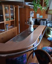 Teilnehmerküche mit Theke, Stühlen und Küchengeräten.