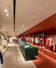 Lacoste Saint Tropez image 8