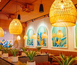 We are Mauritius, gutes Essen schmeckt noch besser, wenn man es teilt! Lachen, anstoßen, genießen – genau so geht ein perfekter Tag im Mauri. Ob mit der Crew, der Family oder deinem Lieblingsmenschen – hier dreht sich alles um gemeinsame Genussmomente.