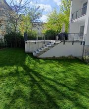 Dichte, gleichmäßig angelegte Rasenfläche rund um eine erhöhte Terrasse. KK GaLaBau bei Berlin gestaltet gepflegte Gartenflächen und schafft mit neuem Rasen eine grüne Grundlage für die weitere Gartennutzung.