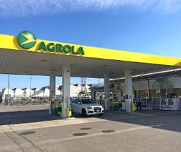 AGROLA Tankstelle in Beringen mit TopShop; grosse Überdachung; im Hintergrund Firma 